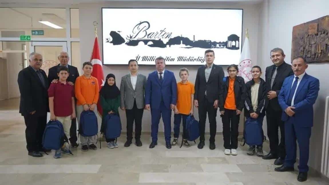 KİTAP KURDU YARIŞMASINDA DERECEYE GİREN ÖĞRENCİLERİMİZ ÖDÜLLERİNİ İL MİLLİ EĞİTİM MÜDÜRÜMÜZDEN ALDILAR